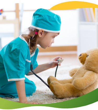 Meitenīte medmāsas kostīmā izmeklē rotaļu lācīti