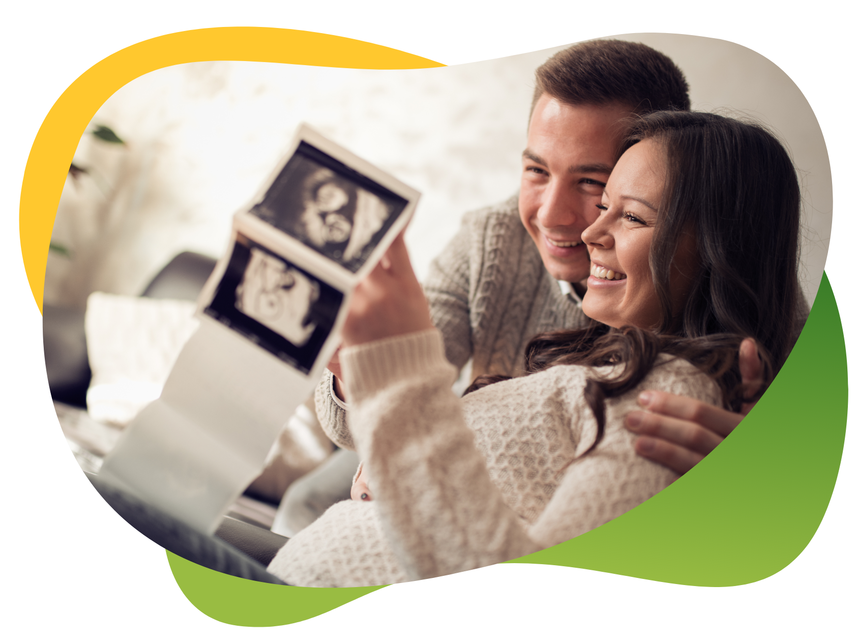 Topošie vecāki skatās uz mazuli ultrasonogrāfijas attēlos